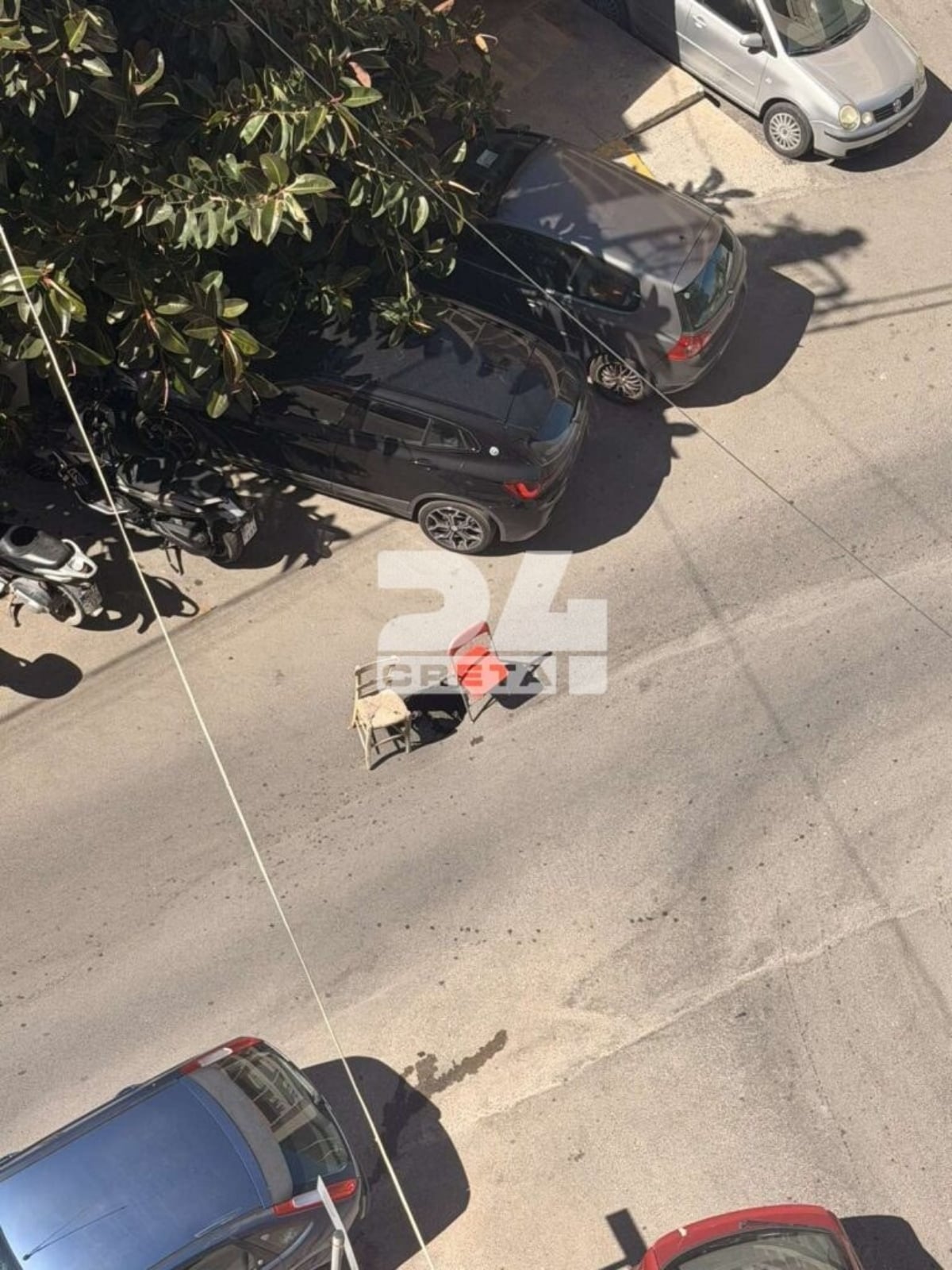 Ηράκλειο: Δύο καρέκλες ως σήμανση για επικίνδυνη λακκούβα στη μέση του δρόμου – βίντεο 9 Η τρύπα στο Ηράκλειο
