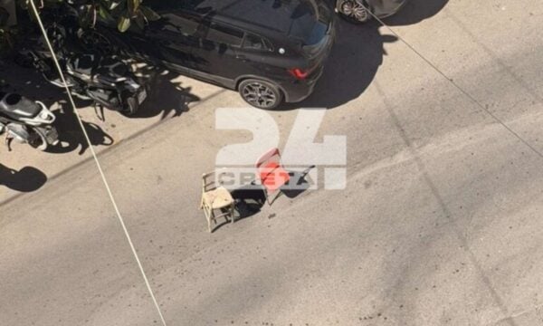Ηράκλειο: Δύο καρέκλες ως σήμανση για επικίνδυνη λακκούβα στη μέση του δρόμου – βίντεο