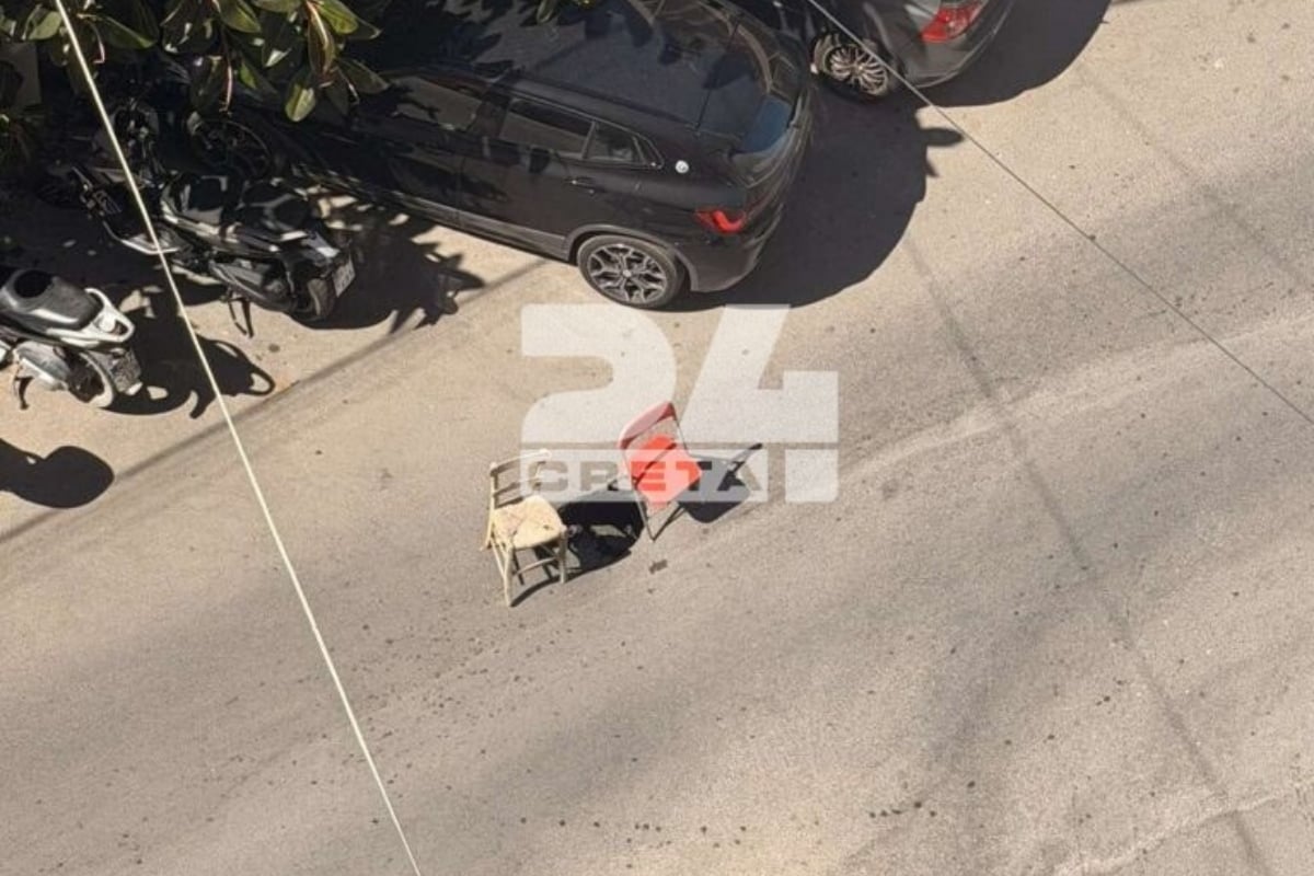 Ηράκλειο: Δύο καρέκλες ως σήμανση για επικίνδυνη λακκούβα στη μέση του δρόμου – βίντεο