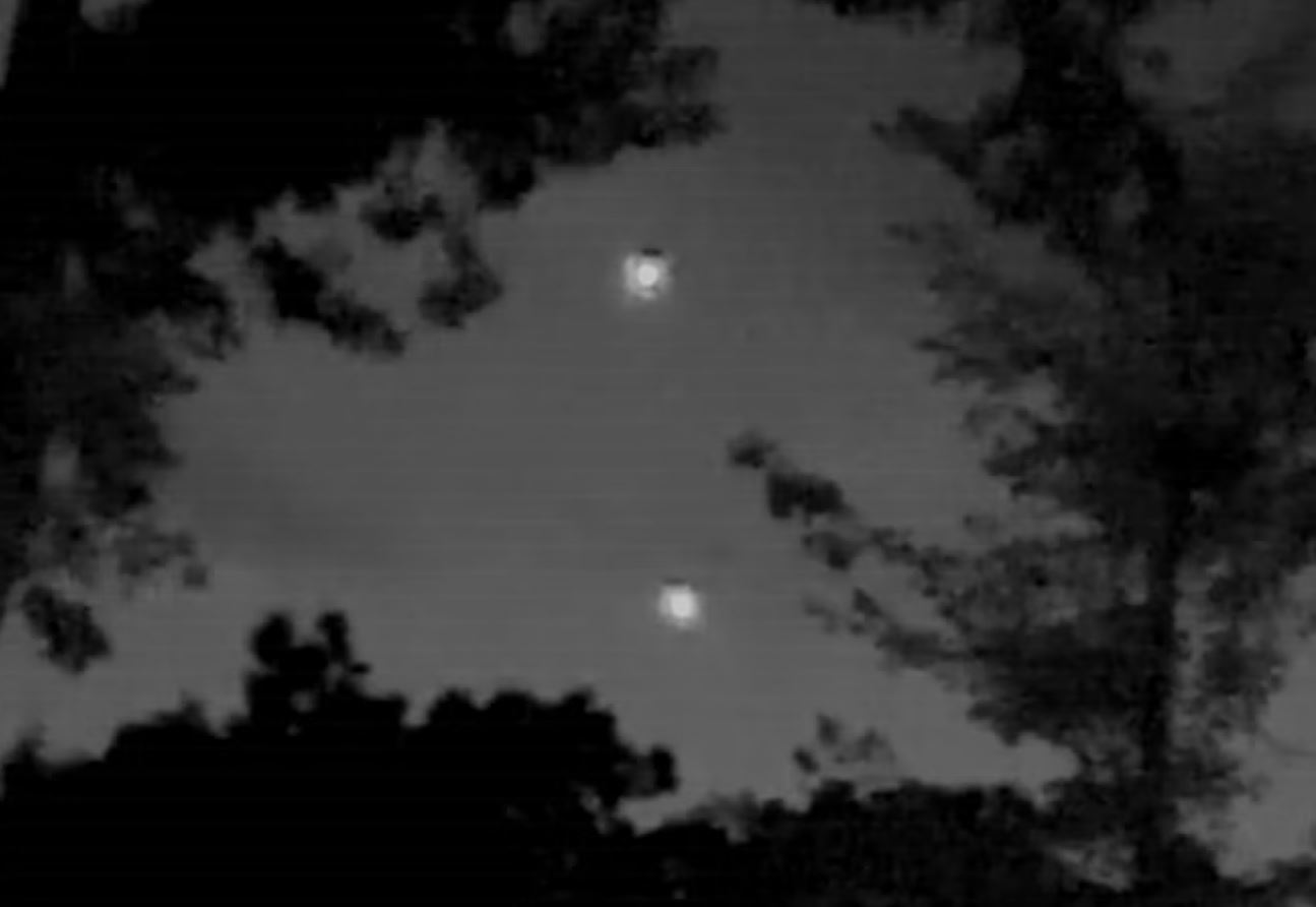Πεντάγωνο: Στη δημοσιότητα νέα αρχεία για UFO – Βίντεο και αναφορές για μυστηριώδεις «σφαίρες» στον ουρανό 6 Δύο αυτόπτες μάρτυρες ανέφεραν ότι είδαν δύο κόκκινες «σφαίρες» στον ουρανό τον Ιούλιο του 2025. Πηγή: Υπουργείο Άμυνας των ΗΠΑ (Department of Defense).