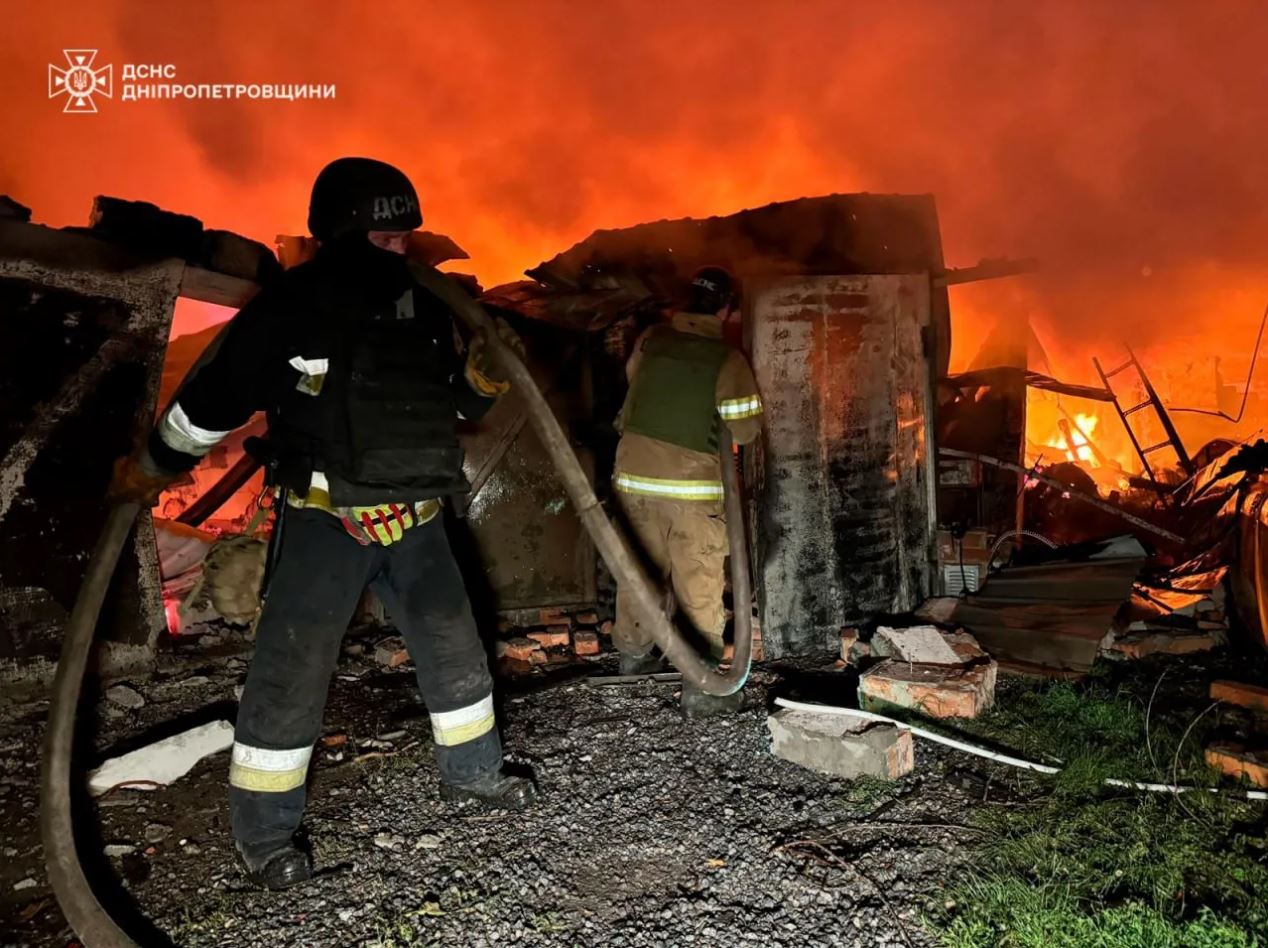 Ουκρανία: Πάνω από 20 νεκροί, συμπεριλαμβανομένων τριών παιδιών, σε μία από τις πιο σφοδρές ρωσικές επιθέσεις του πολέμου 7 Πυροσβέστες επιχειρούν σε φλεγόμενο κτίριο στο Ντνίπρο μετά τη ρωσική επίθεση. Φωτογραφία: Κρατική Υπηρεσία Εκτάκτων Αναγκών της περιφέρειας Ντνιπροπετρόφσκ