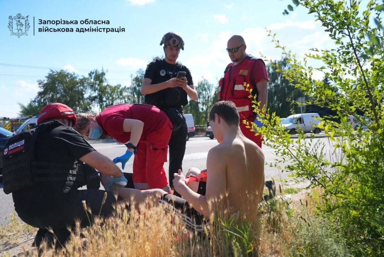1η φωτογραφία (η εικόνα που ανέβασες): Διασώστες παρέχουν τις πρώτες βοήθειες σε τραυματία μετά από ρωσικό πλήγμα στη Ζαπορίζια της Ουκρανίας, στις 24 Ιουνίου 2026. (Ιβάν Φεντόροφ / Telegram)