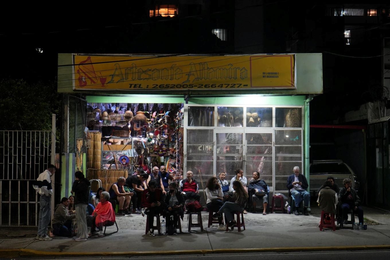 Σεισμός στη Βενεζουέλα: Διασώστες ανασύρουν ανθρώπους από τα ερείπια, σχολεία μετατρέπονται σε καταφύγια μετά τα φονικά Ρίχτερ