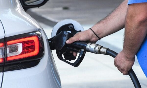 Βενζίνη: «Σημειωτόν» παρά την επιστροφή του Brent στα προ πολέμου επίπεδα