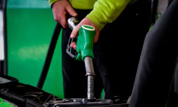 Πετρέλαιο από 80 έως 100 δολάρια προβλέπουν τα διυλιστήρια μετά τη συμφωνία ΗΠΑ – Ιράν
