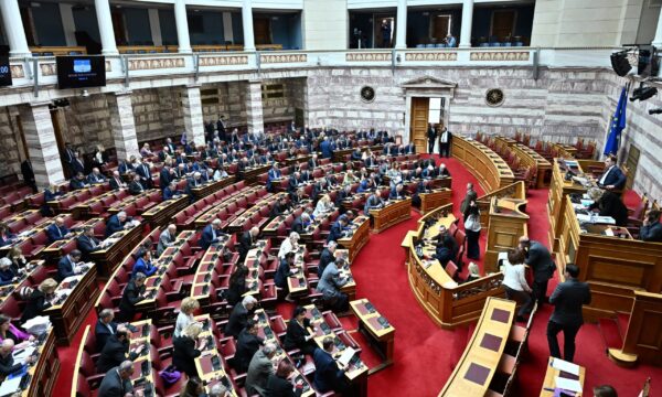 Βουλή: Υπερψηφίστηκε το πολυνομοσχέδιο με τη ρύθμιση για τους δανειολήπτες του νόμου Κατσέλη
