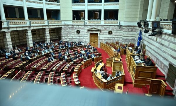 Βουλή: Κατατέθηκε το νέο πολυνομοσχέδιο του ΥΠΕΘΟ για υβριδικά οχήματα, ελβετικό φράγκο και προσωπική διαφορά
