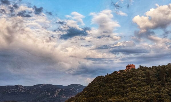 Καιρός σήμερα: Βροχές και μικρή άνοδος της θερμοκρασίας, άνεμοι μέχρι 7 μποφόρ στο Αιγαίο