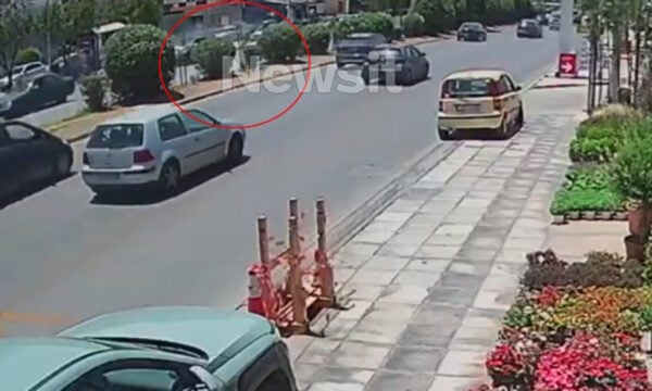 Χολαργός: Οδηγός έπεσε σε αυτοκίνητα και επιχείρησε να διαφύγει με λεωφορείο – Βίντεο από την πορεία και την καταδίωξη