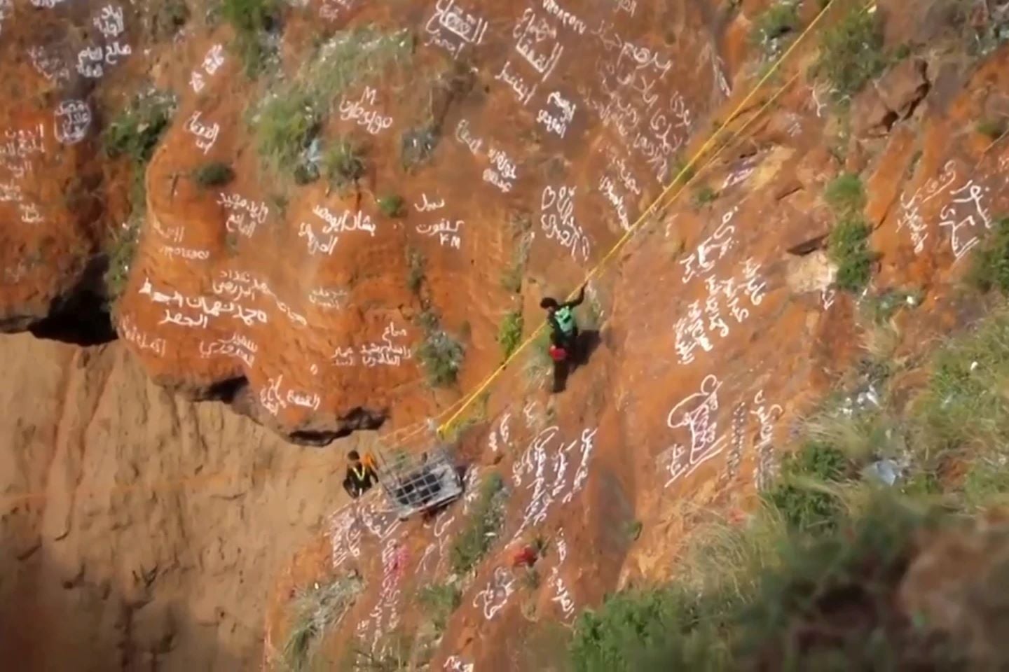 Η στιγμή που ο «Spiderman της Υεμένης» πέφτει σε κρατήρα ηφαιστείου: βίντεο