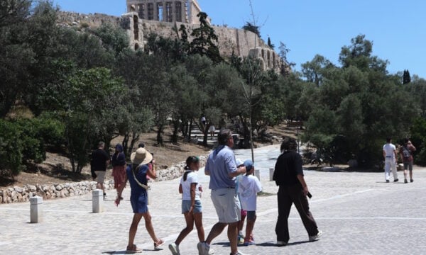 Καιρός: Ο καύσωνας της Ευρώπης φτάνει αποδυναμωμένος στην Ελλάδα μαζί με μπόρες – Πού θα ανέβει το θερμόμετρο και σε ποιες περιοχές θα βρέχει