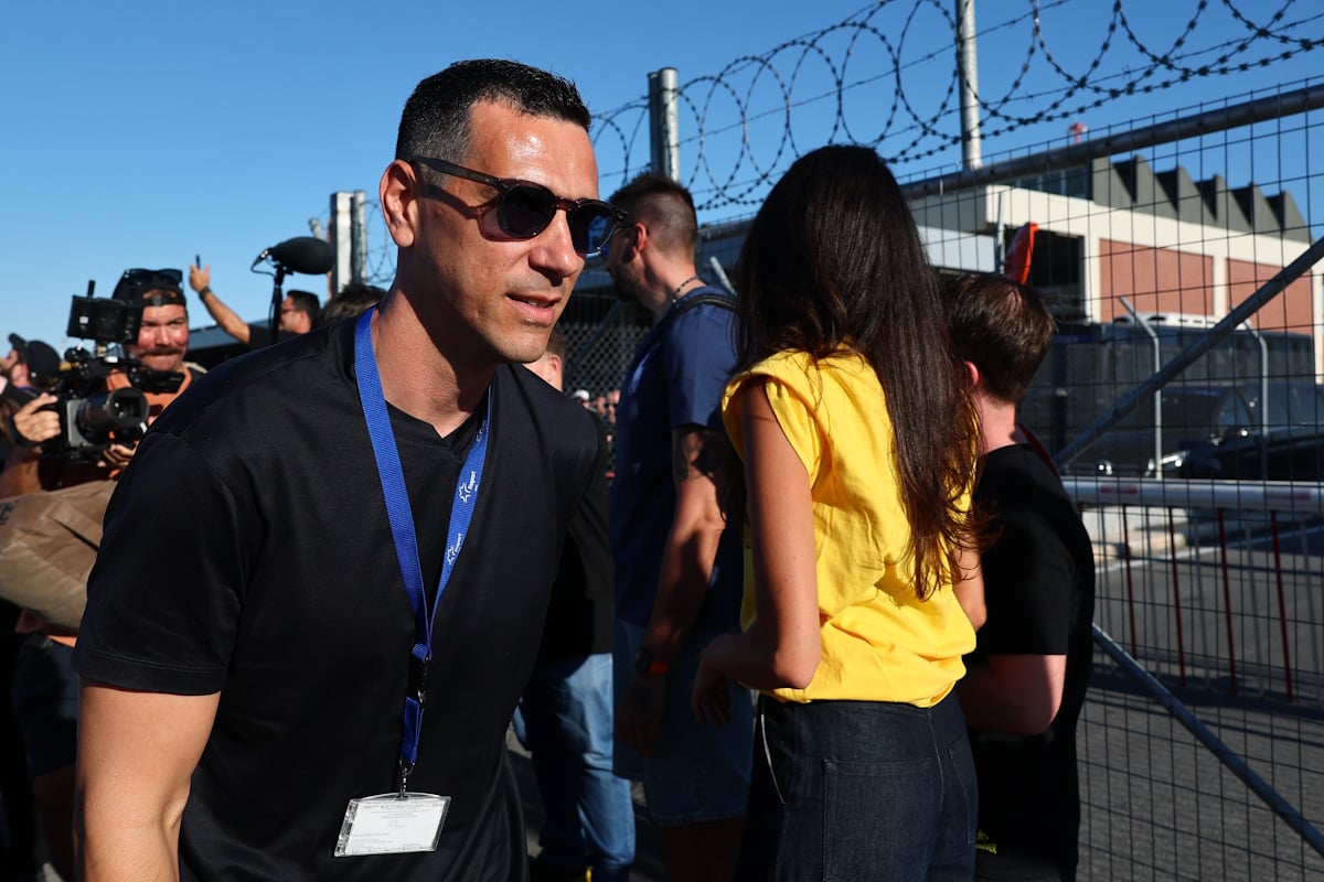 Βασίλης Σπανούλης: Υποδοχή στο αεροδρόμιο στον Έλληνα προπονητή, πάνω από 3.000 οπαδοί τον αποθέωσαν 17 Βασίλης Σπανούλης: Υποδοχή στο αεροδρόμιο στον Έλληνα προπονητή, πάνω από 3.000 οπαδοί τον αποθέωσαν