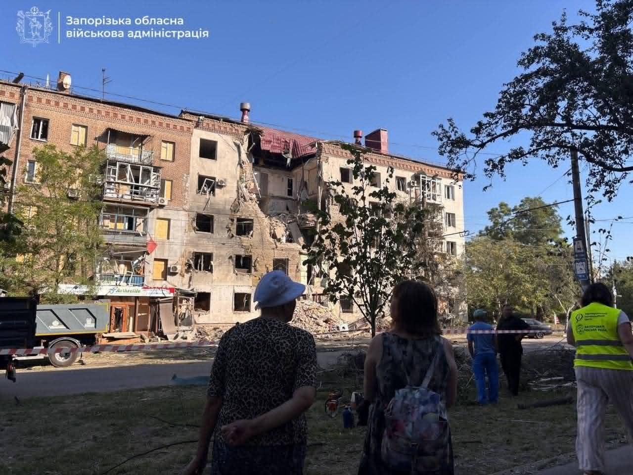 Ρωσικές επιθέσεις στην Ουκρανία: 14 νεκροί και πάνω από 160 τραυματίες σε ένα 24ωρο 9 Κατεστραμμένη πολυκατοικία στη Ζαπορίζια μετά από ρωσική επίθεση με κατευθυνόμενες αεροπορικές βόμβες, στις 19 Ιουλίου 2026. (Στρατιωτική Διοίκηση της Περιφέρειας Ζαπορίζια)