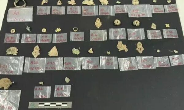 Ταϊλάνδη: Εργάτες βρήκαν χρυσά και ασημένια κειμήλια 1.300 ετών σε ναό κάτω από άγαλμα του Βούδα