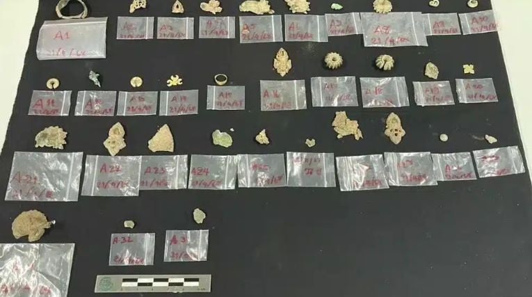 Ταϊλάνδη: Εργάτες βρήκαν χρυσά και ασημένια κειμήλια 1.300 ετών σε ναό κάτω από άγαλμα του Βούδα