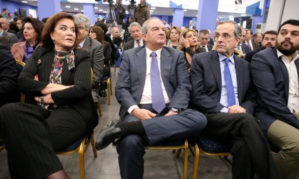 Σαμαράς: Καρφιά για Ντόρα Μπακογιάννη – Έχουν περάσει 17 χρόνια από τότε που έχασε την αρχηγία από εμένα – Ας τα βρει με τον αδελφό της