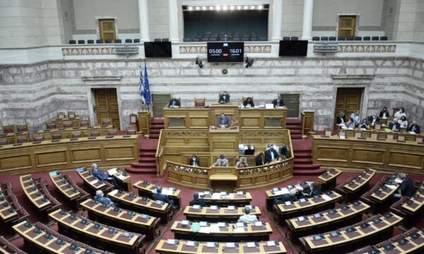Βουλή: Αντιπαράθεση για την ποινική ευθύνη υπουργών