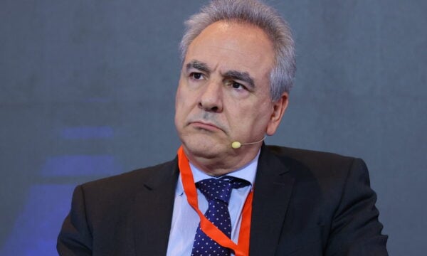 Θάνος Ντόκος: Θύμα Ρώσων φαρσέρ ο σύμβουλος εθνικής ασφαλείας του Πρωθυπουργού – «Η παραίτηση είναι μονόδρομος» λέει το ΠΑΣΟΚ