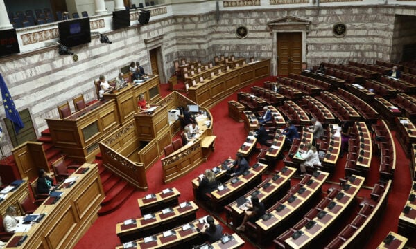 Βουλή: πεδίο μάχης με φόντο την εμπρηστική επίθεση στη Θεσσαλονίκη