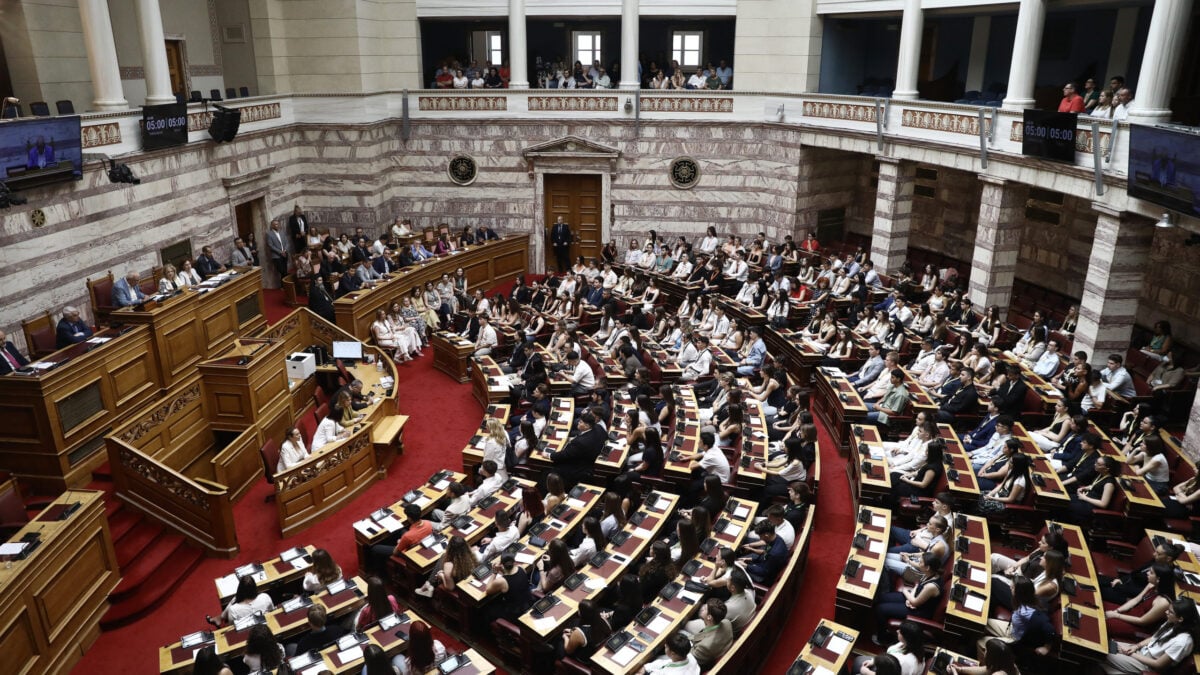 Συνταγματική αναθεώρηση: ΝΔ «ναι», ΠΑΣΟΚ «παρών» σε 15 άρθρα 1 Συνταγματική αναθεώρηση: ΝΔ «ναι», ΠΑΣΟΚ «παρών» σε 15 άρθρα