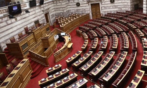 Βουλή: Απορρίφθηκε η ένσταση του ΠΑΣΟΚ για την προσωρινή διοίκηση στον Πανελλήνιο Ιατρικό Σύλλογο