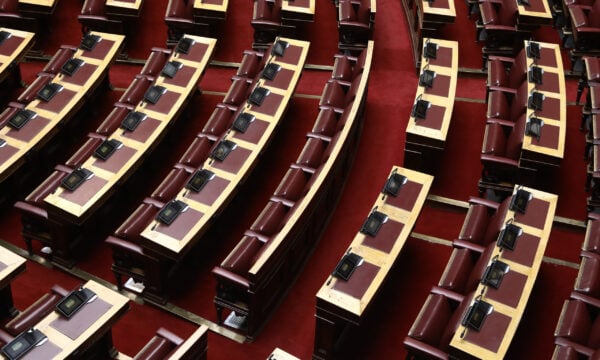 Βουλή: Η Επιτροπή Δεοντολογίας εισηγείται στην Ολομέλεια την άρση ασυλίας της Ζωής Κωνσταντοπούλου και του Μάριου Σαλμά