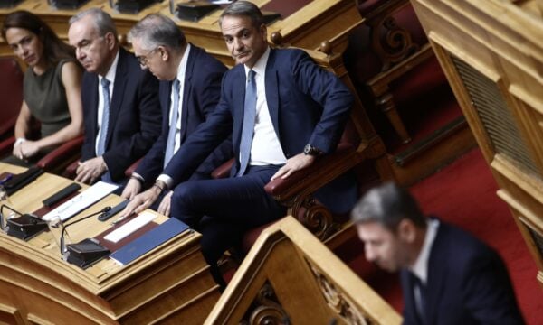 Μητσοτάκης – Ανδρουλάκης: Κόντρα για την 13η σύνταξη