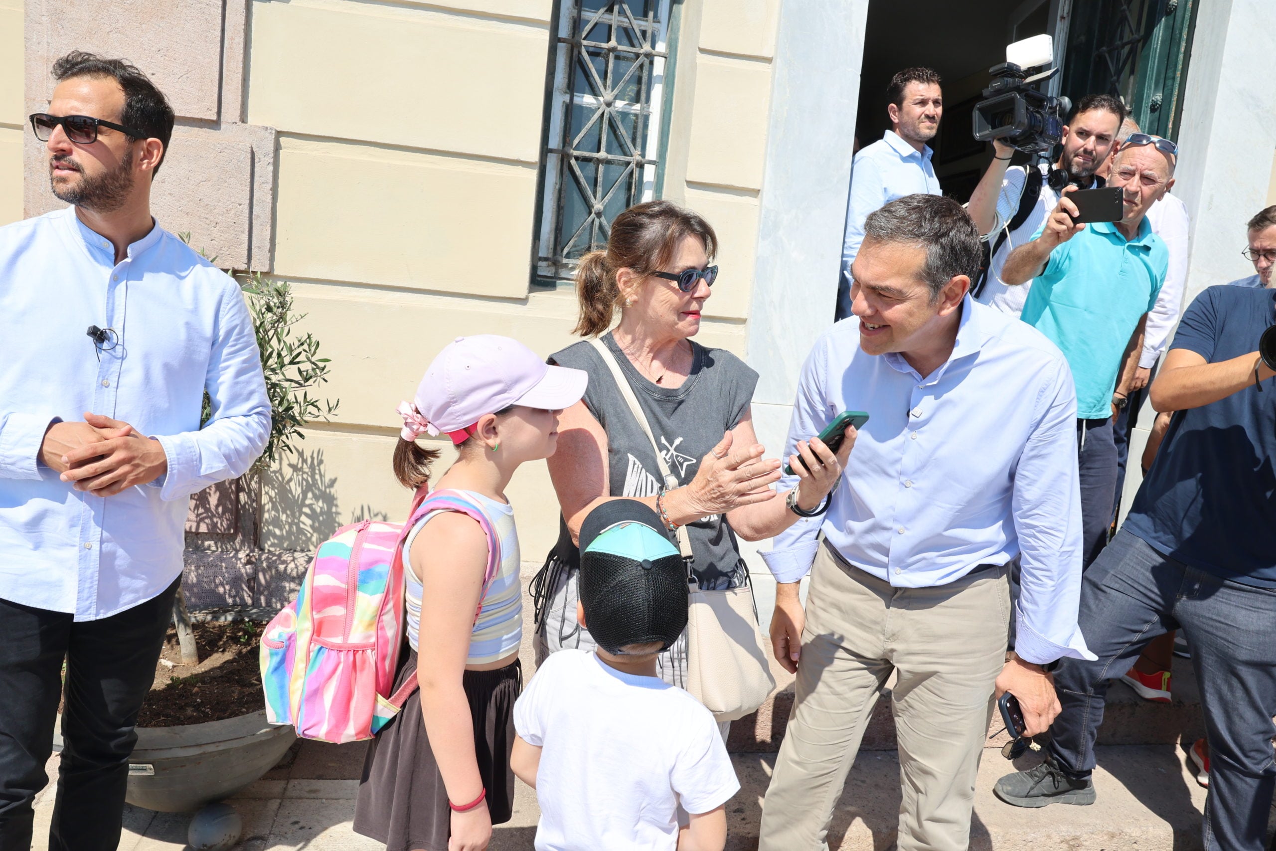 Ο Τσίπρας: «Εθνικό ζήτημα και πατριωτική μας ευθύνη να κρατήσουμε ζωντανή την πρωτογενή παραγωγή» – Σειρά συναντήσεων κατά την επίσκεψή του στη Λέσβο