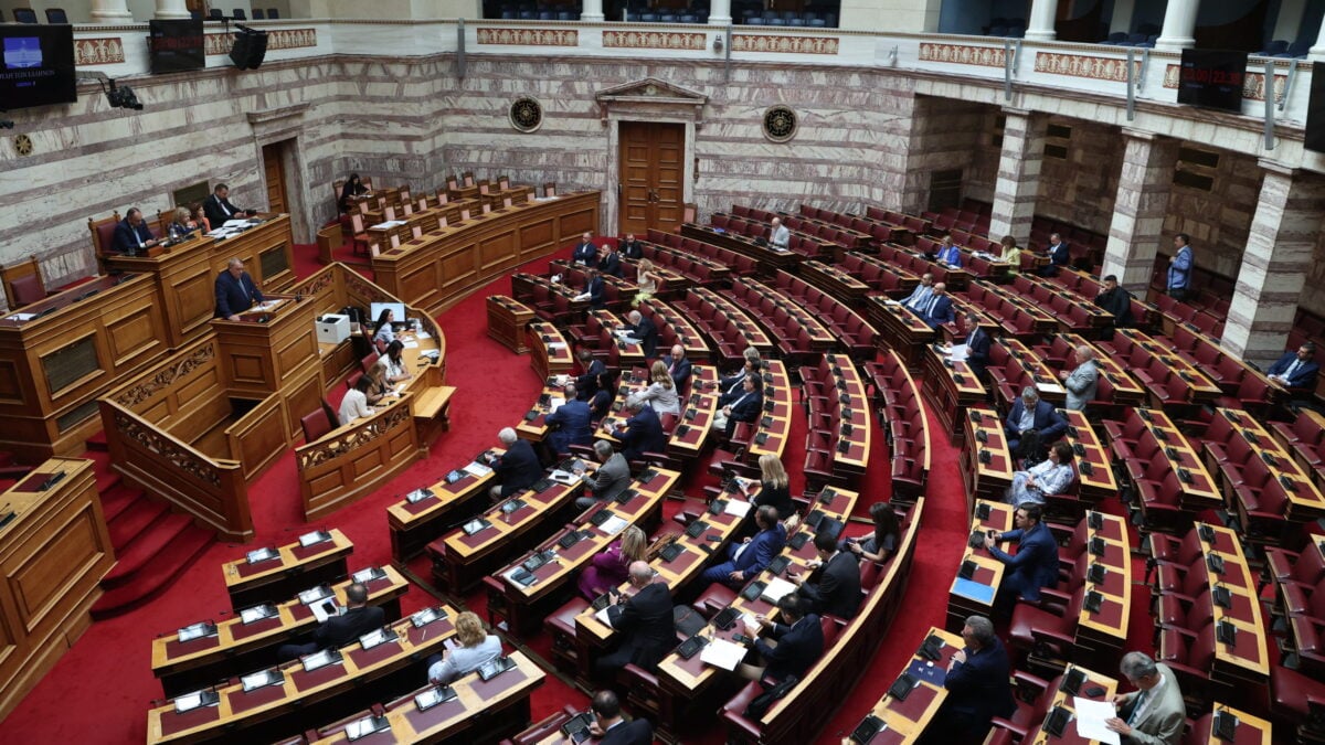 Βουλή: Ενός λεπτού σιγή για τα θύματα της φονικής πυρκαγιάς στο Μάτι 1 Βουλή: Ενός λεπτού σιγή για τα θύματα της φονικής πυρκαγιάς στο Μάτι