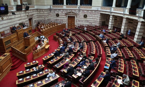Βουλή: Ενός λεπτού σιγή για τα θύματα της φονικής πυρκαγιάς στο Μάτι