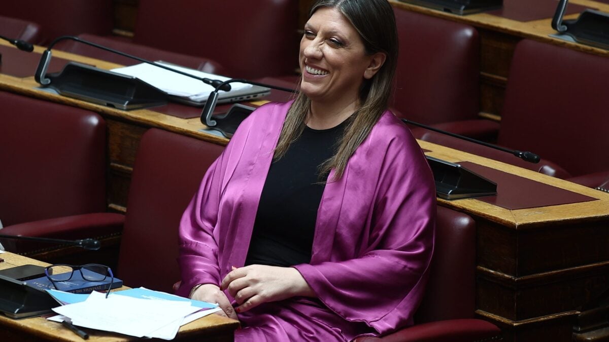 Βουλή: Το χαρτί που ξέχασε η Κωνσταντοπούλου και το βρήκε ο Βελόπουλος – βίντεο 1 Βουλή: Το χαρτί που ξέχασε η Κωνσταντοπούλου και το βρήκε ο Βελόπουλος – βίντεο