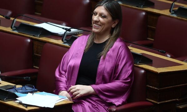 Βουλή: Το χαρτί που ξέχασε η Κωνσταντοπούλου και το βρήκε ο Βελόπουλος – βίντεο