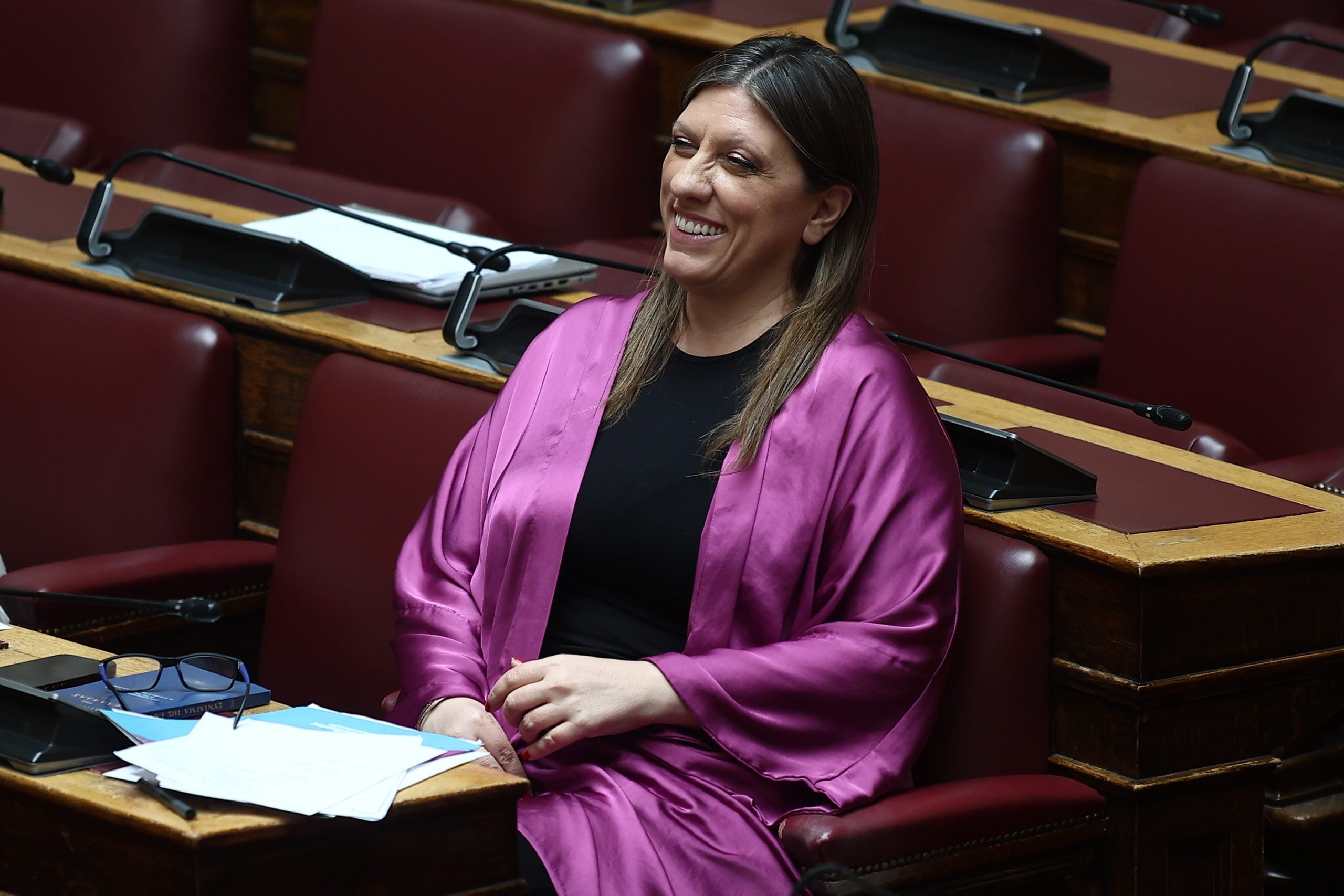 Βουλή: Το χαρτί που ξέχασε η Κωνσταντοπούλου και το βρήκε ο Βελόπουλος – βίντεο