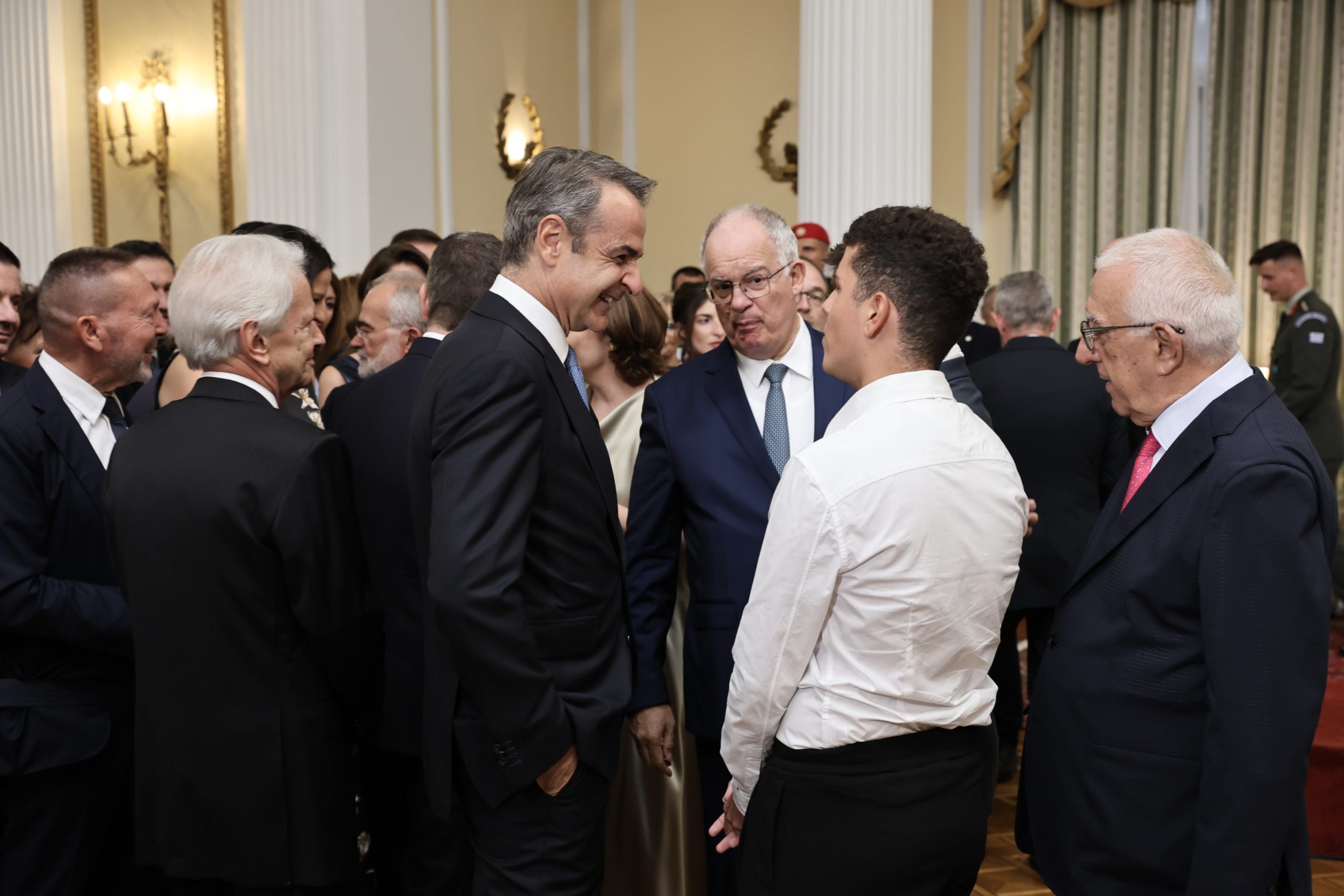 52 χρόνια από την Αποκατάσταση της Δημοκρατίας: δεξίωση, χειραψίες και πηγαδάκια 16 52 χρόνια από την Αποκατάσταση της Δημοκρατίας: δεξίωση, χειραψίες και πηγαδάκια