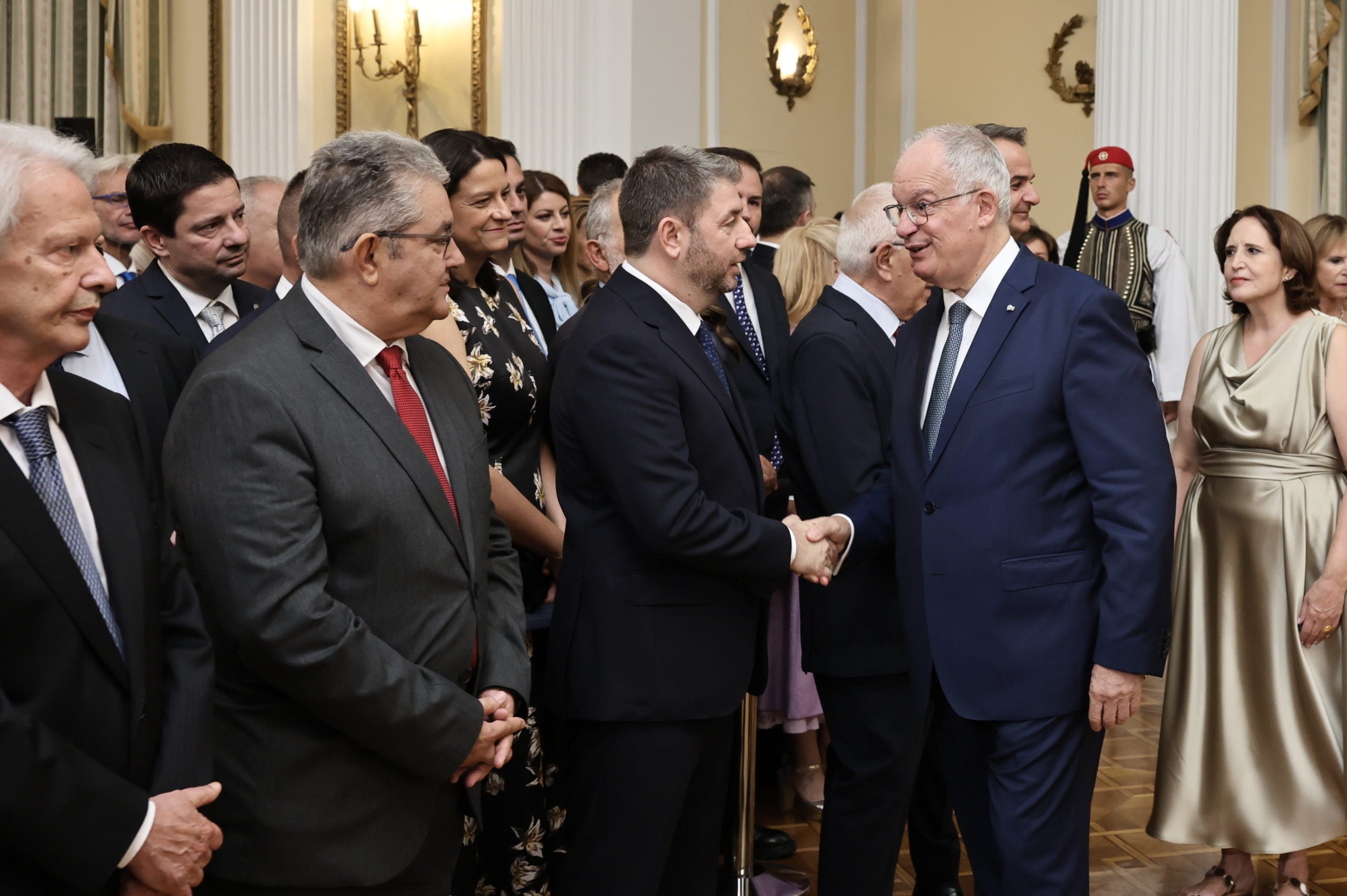 52 χρόνια από την Αποκατάσταση της Δημοκρατίας: δεξίωση, χειραψίες και πηγαδάκια 19 52 χρόνια από την Αποκατάσταση της Δημοκρατίας: δεξίωση, χειραψίες και πηγαδάκια