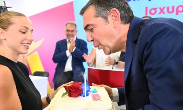 Αλέξης Τσίπρας: Παρουσίασε την πρόταση της ΕΛ.Α.Σ. για την Αυτοδιοίκηση – Η τούρτα έκπληξη για τα γενέθλιά του – Φωτο και βίντεο