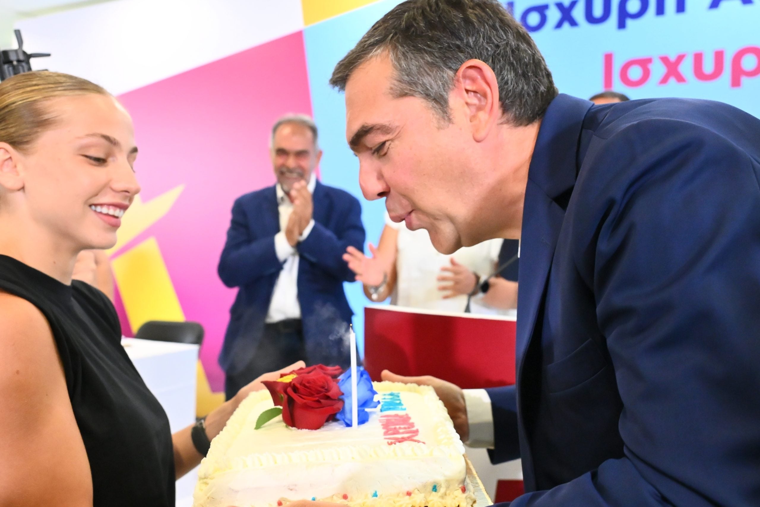 Αλέξης Τσίπρας: Παρουσίασε την πρόταση της ΕΛ.Α.Σ. για την Αυτοδιοίκηση – Η τούρτα έκπληξη για τα γενέθλιά του – Φωτο και βίντεο