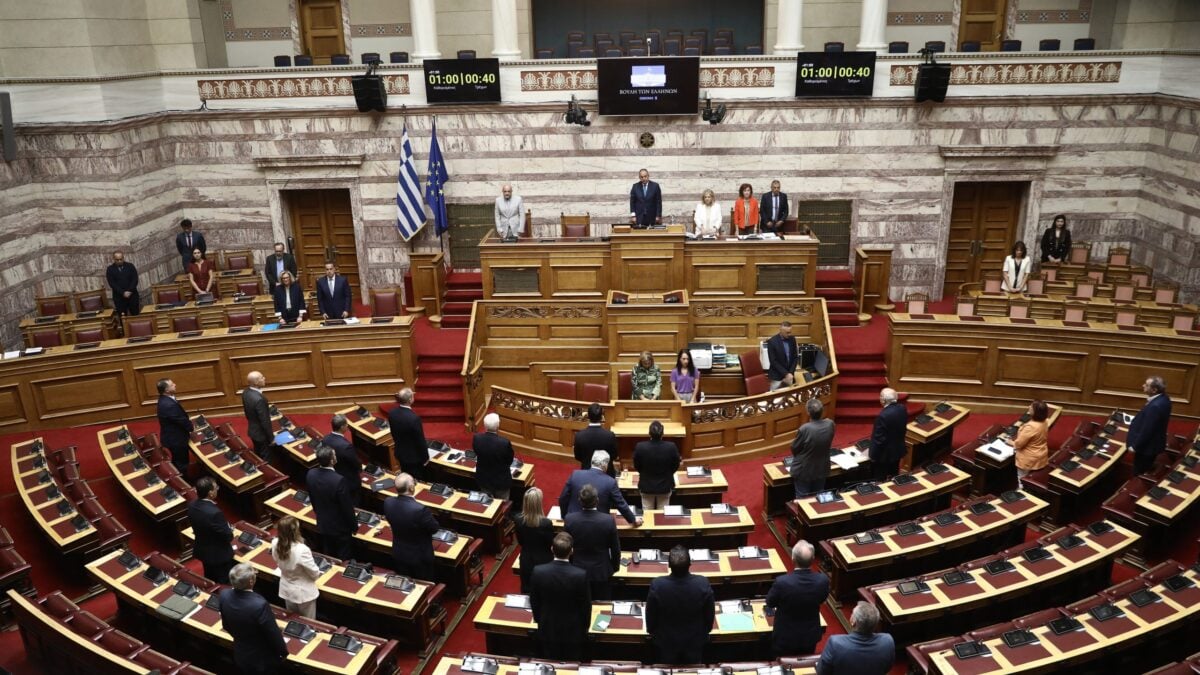 Βουλή: Ενός λεπτού σιγή για τους 3 πυροσβέστες που πέθαναν στη μάχη με τις φλόγες – «Κατέβαλαν την ύψιστη θυσία στο καθήκον» 2 Βουλή: Ενός λεπτού σιγή για τους 3 πυροσβέστες που πέθαναν στη μάχη με τις φλόγες – «Κατέβαλαν την ύψιστη θυσία στο καθήκον»