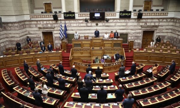 Βουλή: Eνός λεπτού σιγή για τους 3 πυροσβέστες που πέθαναν στη μάχη με τις φλόγες – «Κατέβαλαν την ύψιστη θυσία στο καθήκον»