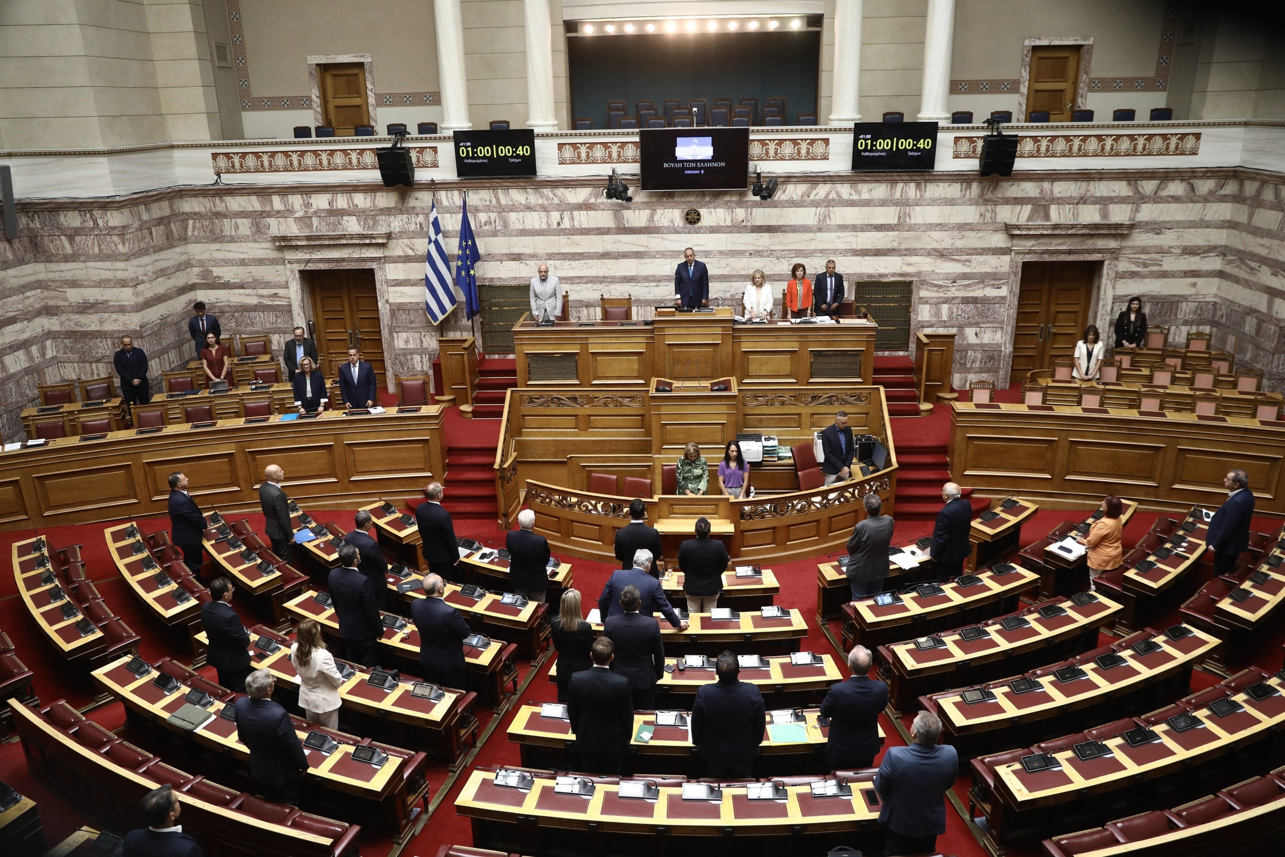 Βουλή: Ενός λεπτού σιγή για τους 3 πυροσβέστες που πέθαναν στη μάχη με τις φλόγες – «Κατέβαλαν την ύψιστη θυσία στο καθήκον» 7 Eνός λεπτού σιγή για τους 3 πυροσβέστες στη Βουλή - «Κατέβαλαν την ύψιστη θυσία στο καθήκον»
