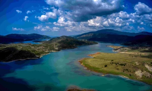 Μπάνιο στον ποταμό Αώο έφερε απρόσμενο θέαμα σε Έλληνα που ταξιδεύει με βαν: βίντεο
