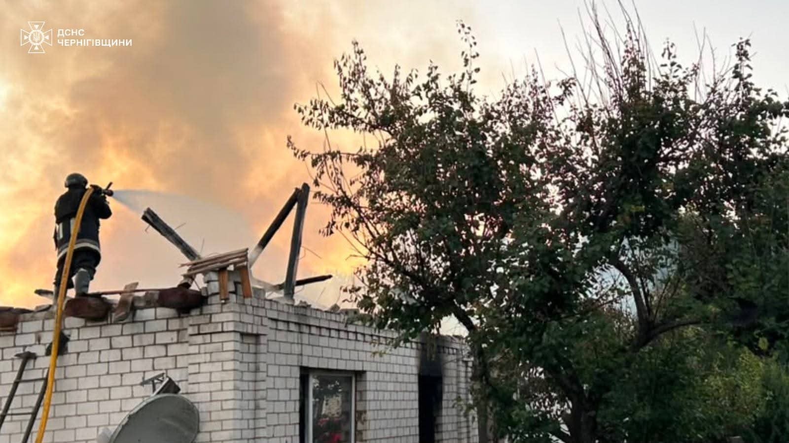 Ρωσικά πλήγματα σε όλη την Ουκρανία: 11 νεκροί και 62 τραυματίες το τελευταίο 24ωρο – Χτυπήθηκε εμπορικό πλοίο στο λιμάνι της Οδησσού 14 Πυροσβέστης επιχειρεί την κατάσβεση πυρκαγιάς σε κατεστραμμένη κατοικία μετά από ρωσικό βομβαρδισμό στην περιφέρεια του Τσερνίχιβ. Πηγή: Κρατική Υπηρεσία Εκτάκτων Αναγκών της περιφέρειας Τσερνίχιβ.