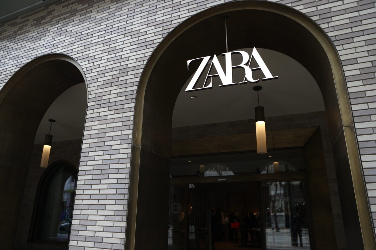 Zara συνεχίζει τα ρεκόρ στην Ελλάδα με τζίρο 837,3 εκατ. ευρώ – το μέρισμα και η φορολογική εκκρεμότητα
