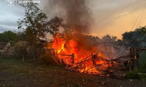 Ουκρανία: Τουλάχιστον 9 νεκροί και 77 τραυματίες από ρωσικές επιθέσεις – Drone σκότωσε την τελευταία κάτοικο χωριού στα σύνορα