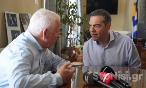 Λέσβος: Ο Τσίπρας συναντήθηκε με τον Μουτζούρη – «Ήταν καθηγητής μου, είχα πάρει 9 στο μάθημά του»