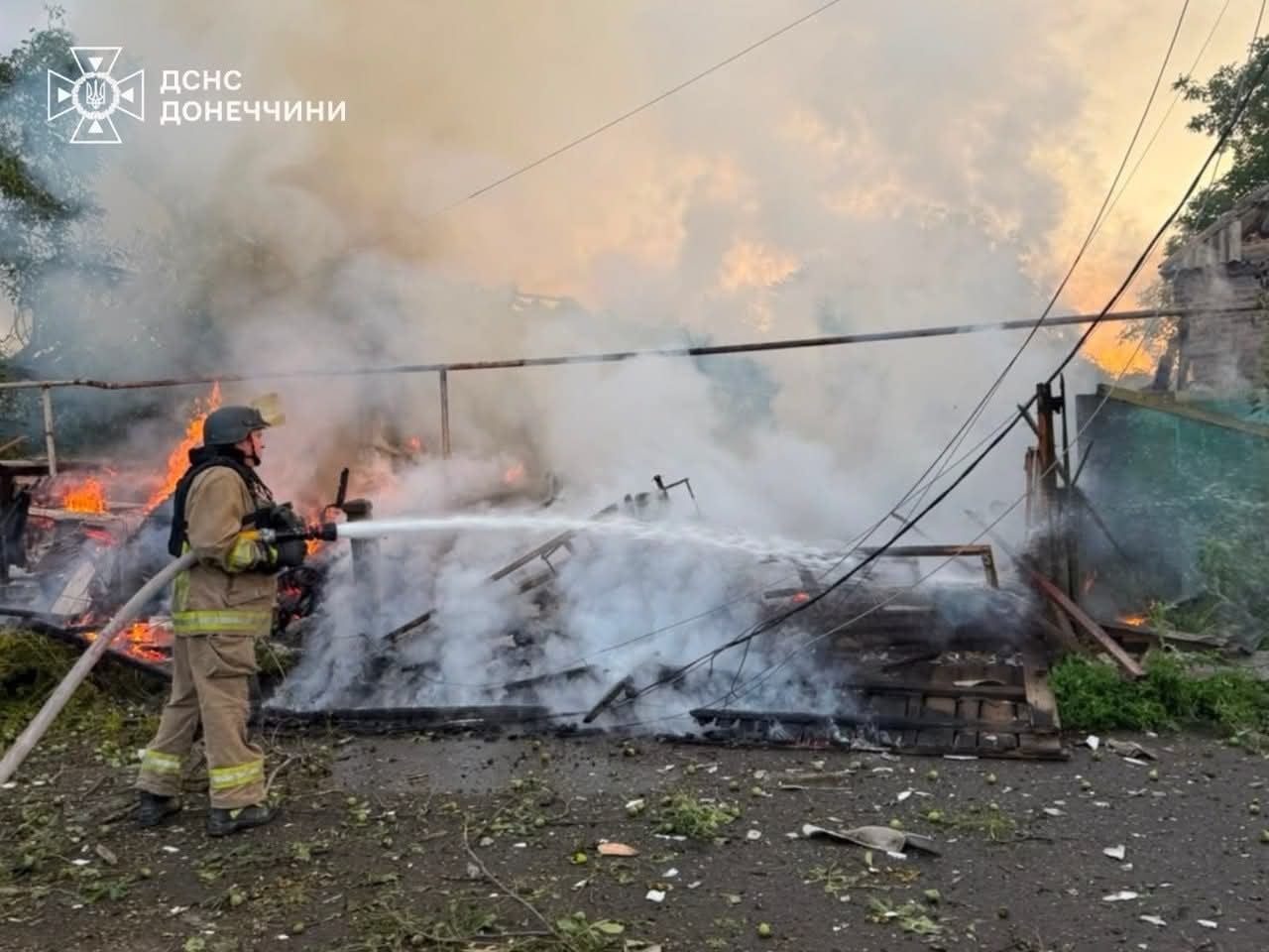 Ουκρανία: Τουλάχιστον 9 νεκροί και 77 τραυματίες από ρωσικές επιθέσεις – Drone σκότωσε την τελευταία κάτοικο χωριού στα σύνορα 8 Πυροσβέστης της Κρατικής Υπηρεσίας Έκτακτης Ανάγκης της Ουκρανίας επιχειρεί στην κατάσβεση της πυρκαγιάς που προκλήθηκε από το ρωσικό πλήγμα στη Σαμπελκίβκα, στην περιφέρεια Ντονέτσκ. (DSNS Donetsk)