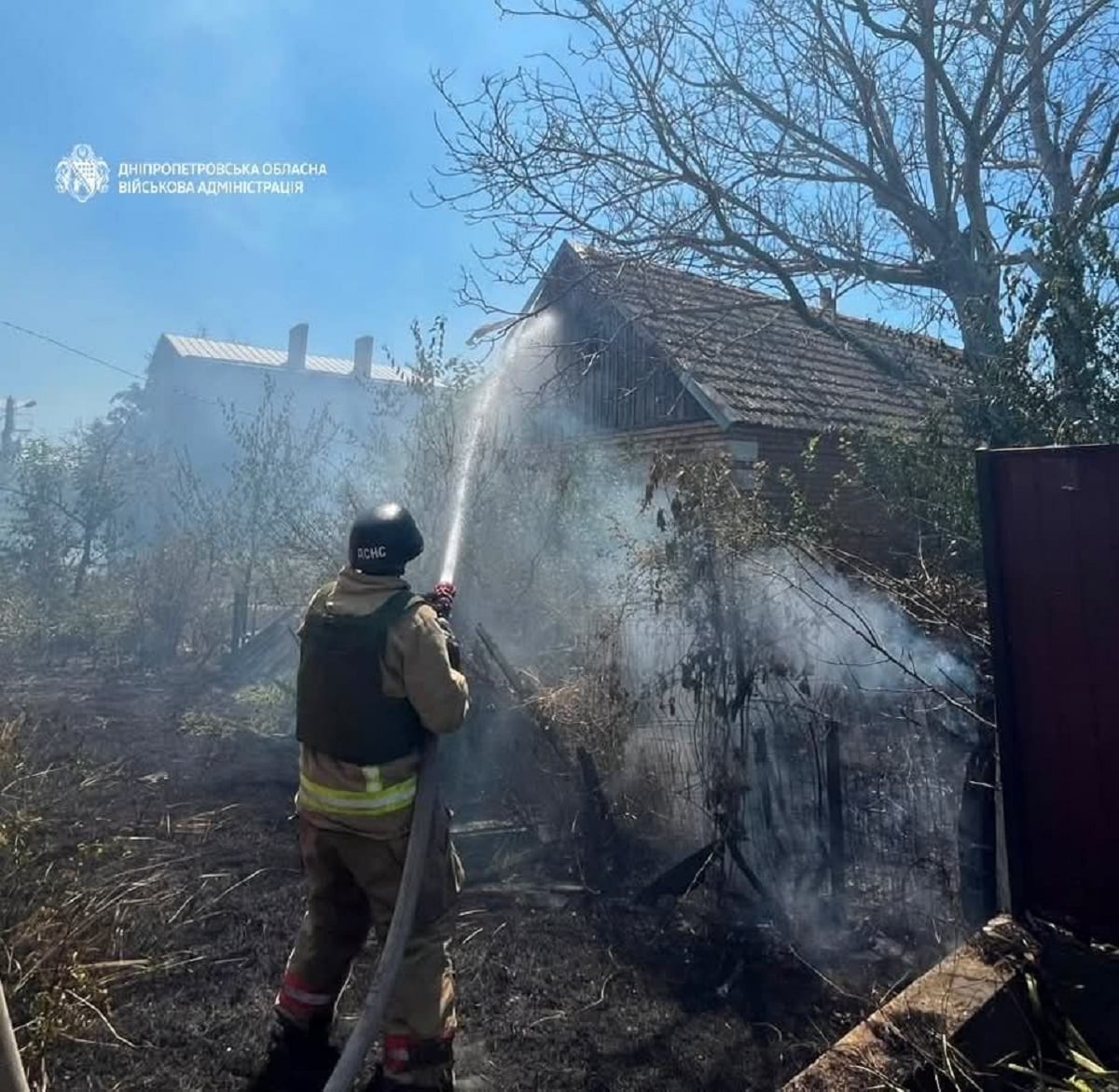 Ρωσικές επιθέσεις στην Ουκρανία: 14 νεκροί και πάνω από 160 τραυματίες σε ένα 24ωρο 11 Πυροσβέστης επιχειρεί να κατασβέσει πυρκαγιά που προκλήθηκε από ρωσική επίθεση στην περιφέρεια Ντνιπροπετρόφσκ. (Περιφερειακή Στρατιωτική Διοίκηση Ντνιπροπετρόφσκ)