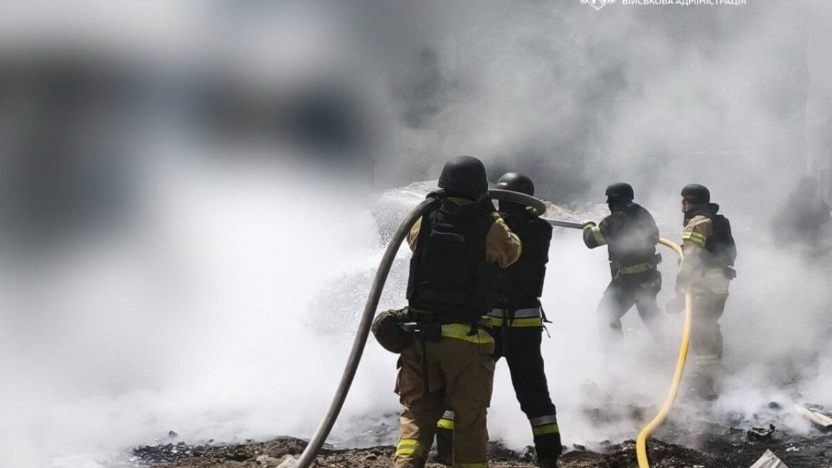 Ρωσική βόμβα στην Ουκρανία ισοπέδωσε εργοστάσιο τροφίμων: Τρεις νεκροί, 28 τραυματίες, ανάμεσά τους ένα κοριτσάκι δύο ετών 1 Ρωσική βόμβα στην Ουκρανία ισοπέδωσε εργοστάσιο τροφίμων: Τρεις νεκροί, 28 τραυματίες, ανάμεσά τους ένα κοριτσάκι δύο ετών