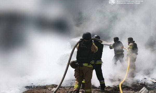 Ρωσική βόμβα στην Ουκρανία ισοπέδωσε εργοστάσιο τροφίμων: Τρεις νεκροί, 28 τραυματίες, ανάμεσά τους ένα κοριτσάκι δύο ετών