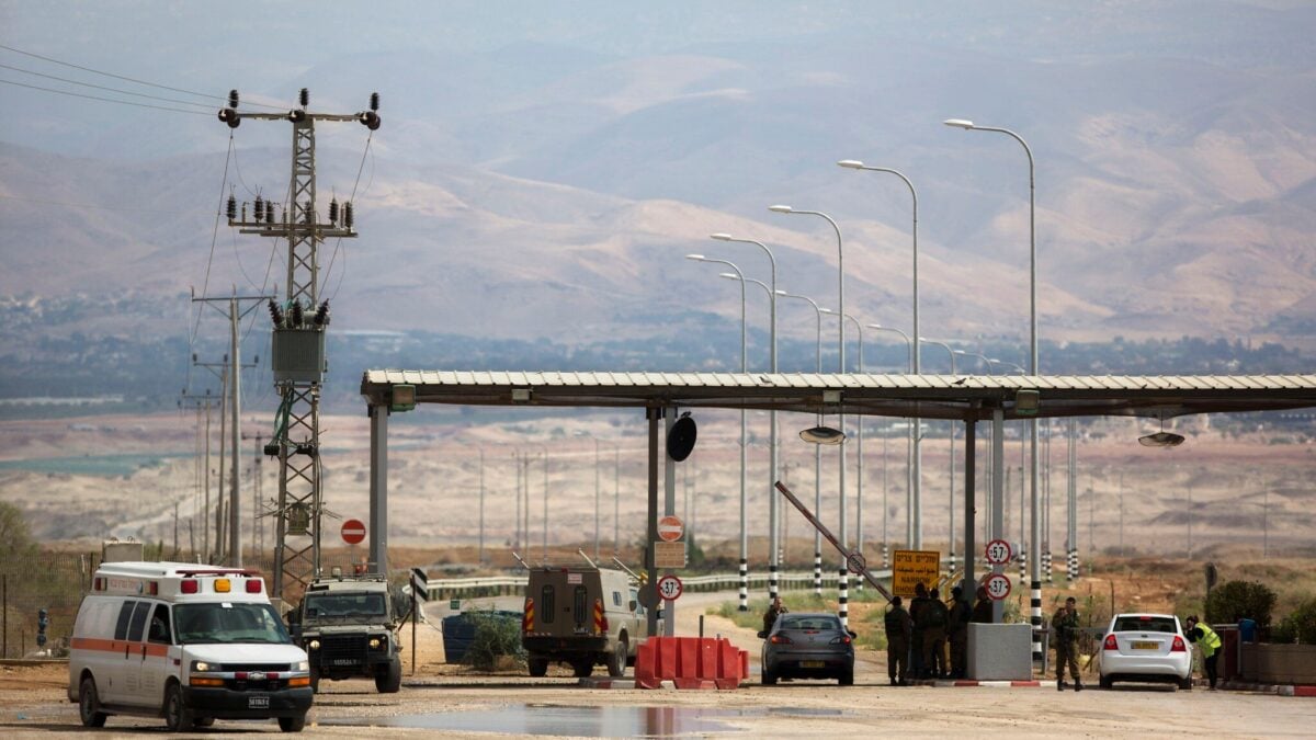 Δυτική Όχθη: Αμερικανός βουλευτής καταγγέλλει ότι τέθηκε υπό κράτηση από Ισραηλινούς εποίκους 1 Δυτική Όχθη: Αμερικανός βουλευτής καταγγέλλει ότι τέθηκε υπό κράτηση από Ισραηλινούς εποίκους